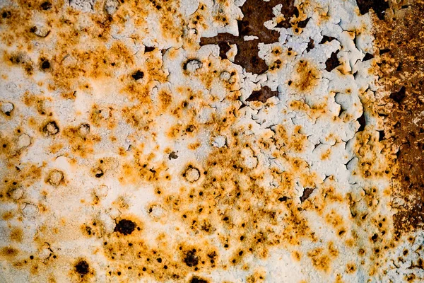 Texture del vecchio metallo con vernice bianca incrinata e ruggine su di esso. — Foto Stock