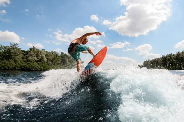 Aktiv kille hoppar på vågorna i floden — Stockfoto