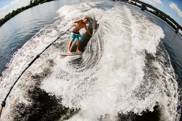 Visão de homem wakesurfer que monta ao longo onda a bordo — Fotografia de Stock