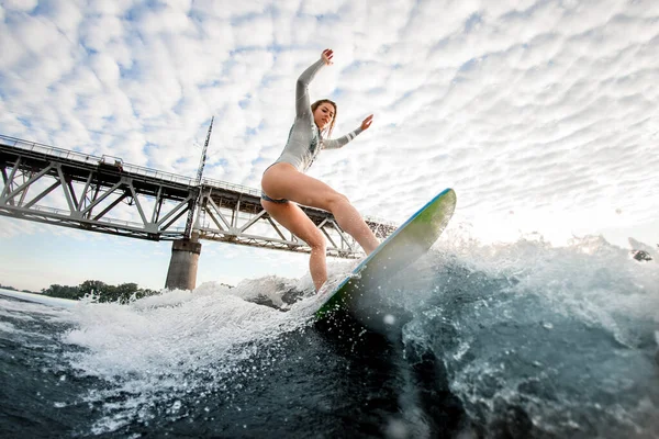 Femme blonde équilibrée sur la vague sur planche de surf — Photo