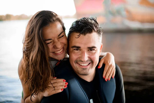 Porträt eines glücklichen Paares junger Frau und Mann in Badeanzügen vor dem Hintergrund des Wassers — Stockfoto