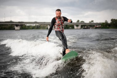 Genç aktif adam mayoyla uyandı..