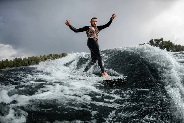 Attraktiver Mann, der im Sommer auf dem Surfbrett surft — Stockfoto