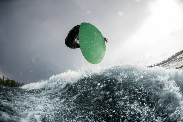 Increíble vista en la tabla de surf con surfista masculino en él —  Fotos de Stock