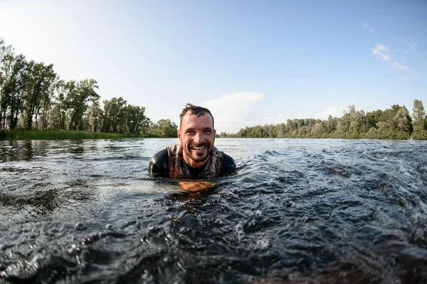 Potret pria ceria di air sungai. — Stok Foto
