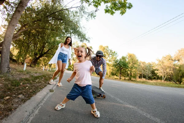 Parkta eğlenen neşeli ve komik küçük kız manzarası