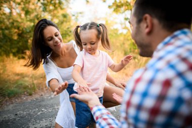 Mutlu kız anne ve babasıyla eğleniyor.