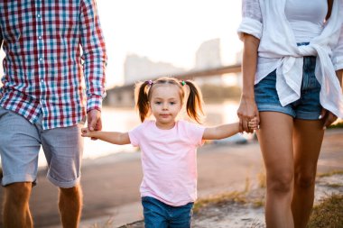 Ailesinin elini tutan tatlı sarışın kıza bak..