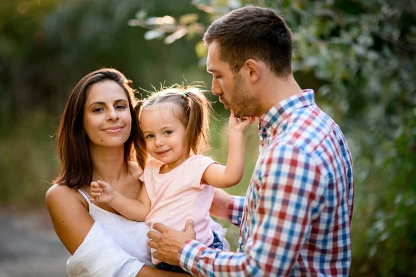 Portrait de beau couple de famille avec petite fille mignonne — Photo