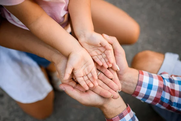 Άνδρες και γυναίκες χέρια και χέρια μικρού παιδιού σήκωσαν τις παλάμες τους και ξάπλωσαν ο ένας πάνω στον άλλο — Φωτογραφία Αρχείου