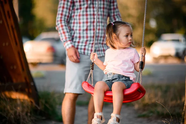 Jong vader swing zijn kleine dochter op swing — Stockfoto
