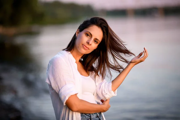 Portrait of young woman in white clothes on background of blurred horizon. — Stock Photo, Image