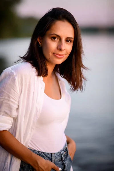 Knap jong glimlachen donker harige vrouw in witte kleren — Stockfoto