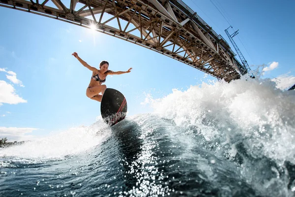 ハンサムな女性が巧みにサーフボードで波の上でバウンス — ストック写真