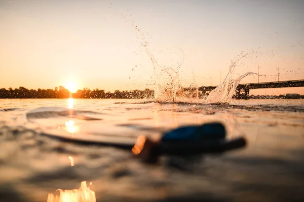 Krásný výhled na říční vodu se stříkancemi a kapkami vody při východu slunce — Stock fotografie