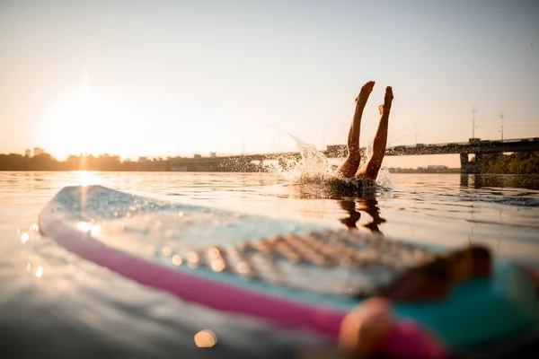 Giovane donna sportiva in costume da bagno tuffarsi in acqua. — Foto Stock