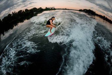 Sörf stili Wakeboard sörfü yapan genç bir kadının yüksek açılı görüntüsü.