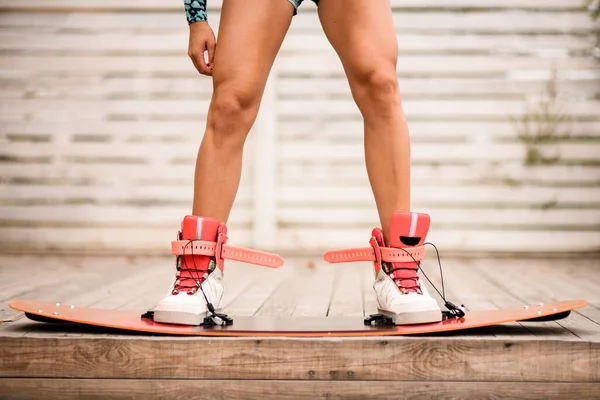 Μπροστινή όψη σε αθλητικά γυναικεία πόδια στερεωμένα σε μπότες του σκάφους wakeboarding — Φωτογραφία Αρχείου