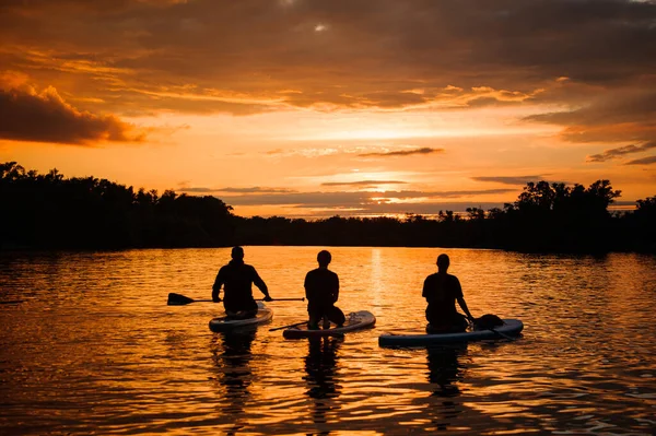 Hermosa vista de la gente flotando en tablas de sup en el río —  Fotos de Stock