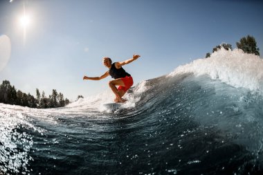 Adam güneşli bir günde sörf stili Wakeboard 'da sörf yapıyor.