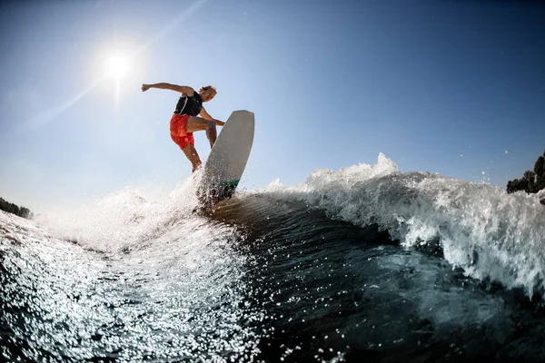 Hombre activo monta en wakeboard estilo surf en la ola —  Fotos de Stock