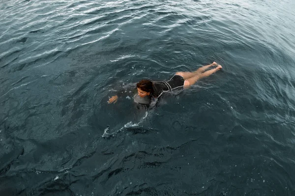 水の上に浮かぶ女性の高い角度の眺め — ストック写真