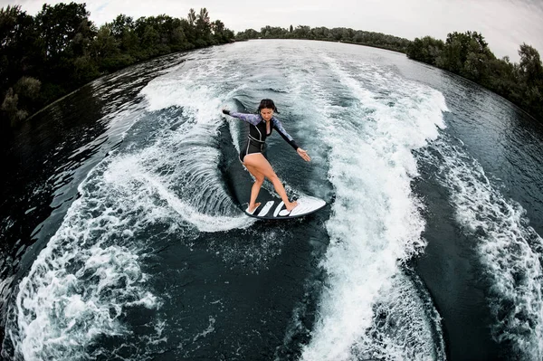 Visão de ângulo alto de mulher jovem ativamente montando na onda — Fotografia de Stock