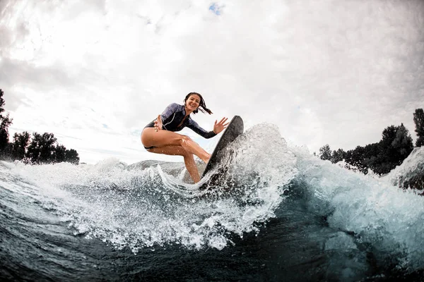 若い陽気な女性がウェイクサーフィンに従事しています — ストック写真