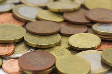 Küçük alışverişler için kullanışlı olan ve kredi kartı kullanmanın pratik olmadığı bir sürü avro sikkesi