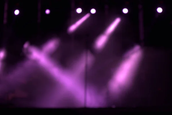 Modern, pop ya da rock konserlerine atmosfer sağlayan bir sahnede odaksız mor ışıklar.