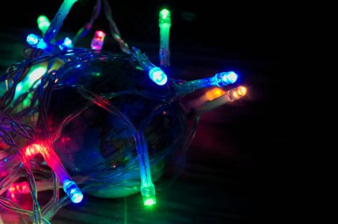 Yoğun ışık kirliliğine yol açan yapay ışığın fazlalığını sembolize eden kurşun ışıklarla çevrili bir küre.