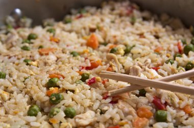 Bezelye, dolma biber, havuç, yumurta ve soya fasulyesinden yapılmış doğu usulü kızarmış pirincin yakın çekimi.