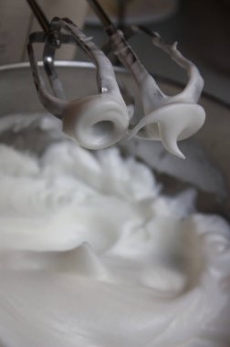 Bir yumurtanın beyazlarını birleştiren bir makinenin bıçaklarına yakın çekim