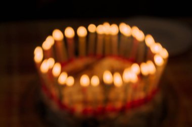 Odaklanamayan bir doğum günü ya da mumları söndürmeye hazır bir yıldönümü pastası.