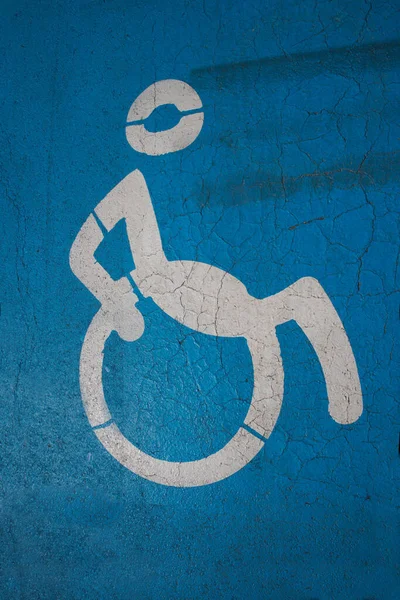 Ein Verkehrsschild Form Eines Rollstuhls Auf Der Straße Mit Blauem — Stockfoto