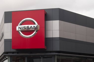 2020 yılı. İspanya. Araba satıcılarından birinin ön cephesinde Nissan marka logosu.
