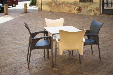 Müşterilerini halka açık bir meydanda kuran bir barda veya kafede bir masanın yakın plan görüntüsü