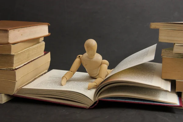 Scene Wooden Mannequin Lying Book Reading While Surrounded Other Books — Stock Photo, Image