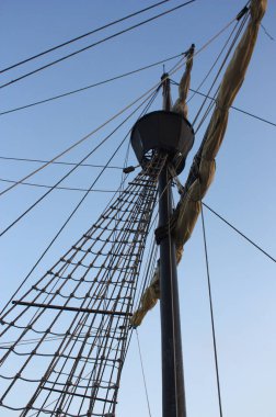 Ana direğin altından, bekçinin gittiği kuyruklu manzaraya bak. 16. yüzyıldan kalma bir kervanın kopyasıyla ufuk çizgisine ev sahipliği yapıyor.