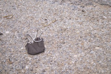 Küresel covid 19 salgınının ortasında ihmal edilen solunum hastalıklarının yayılmasını önlemek için bir maskeye yakın plan. Boşluğu Kopyala