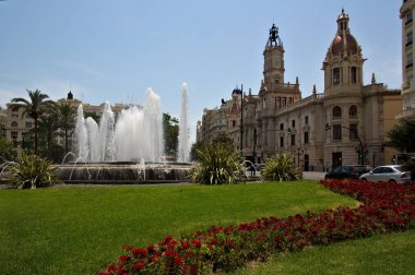 Valencia şehri Plaza del Ayuntamiento Panoramik, bahçeler ve dekoratif fıskiyeler su jetleri ile görünür