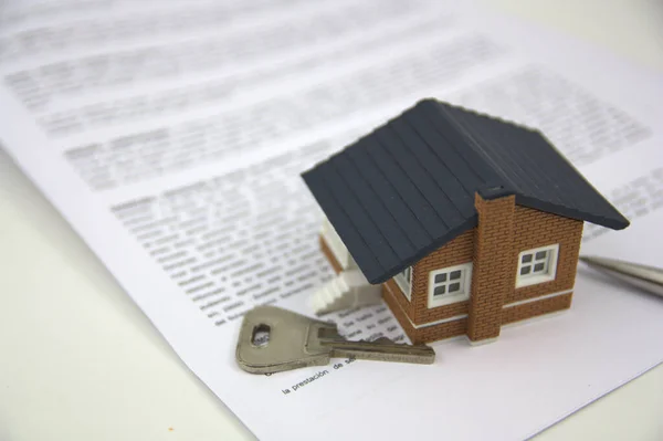 Mały Domek Papierach Kredyt Hipoteczny Podpisany Obok Długopisu Klucza Domu Obrazek Stockowy