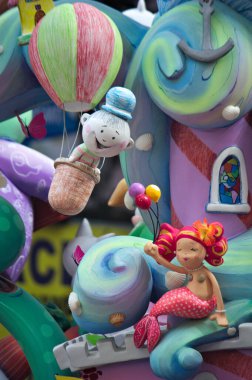 Mart 2018. Valencia, İspanya. Valencia şehrindeki bir sokakta bir çocuk heykeli manzarası.