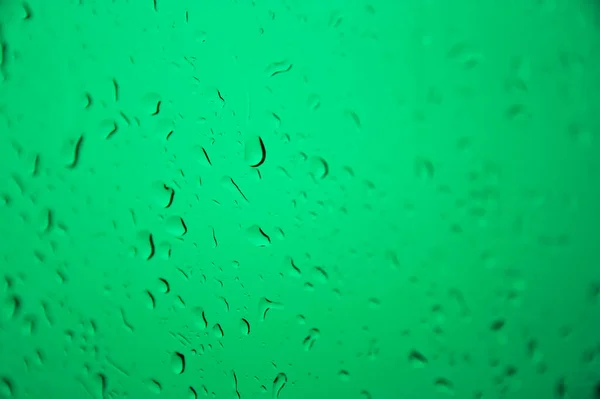 Εικόνα Ενός Υγρού Ποτηριού Σταγόνες Νερού Φωτισμένες Πράσινο Φως Έννοια — Φωτογραφία Αρχείου