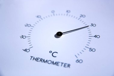 Çevre sıcaklığını -40 C ile 60 C dereceleri arasında ölçen analog bir termometreye yakın çekim