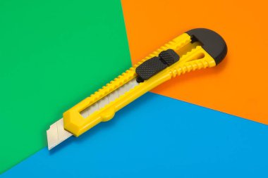 Kağıt renkli karton üzerinde çapraz olarak yalan bıçak