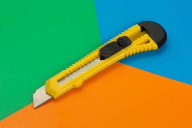 Kağıt renkli karton üzerinde çapraz olarak yalan bıçak