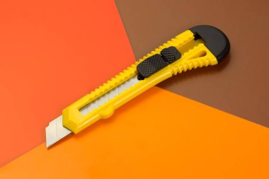 Kağıt renkli karton üzerinde çapraz olarak yalan bıçak