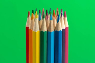 Yeşil arkaplanda renkli kalemler