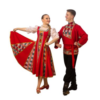 Beyaz arka planda izole edilmiş Rus halk kostümleriyle dans eden güzel beyaz bir çift. Tam uzunluk.